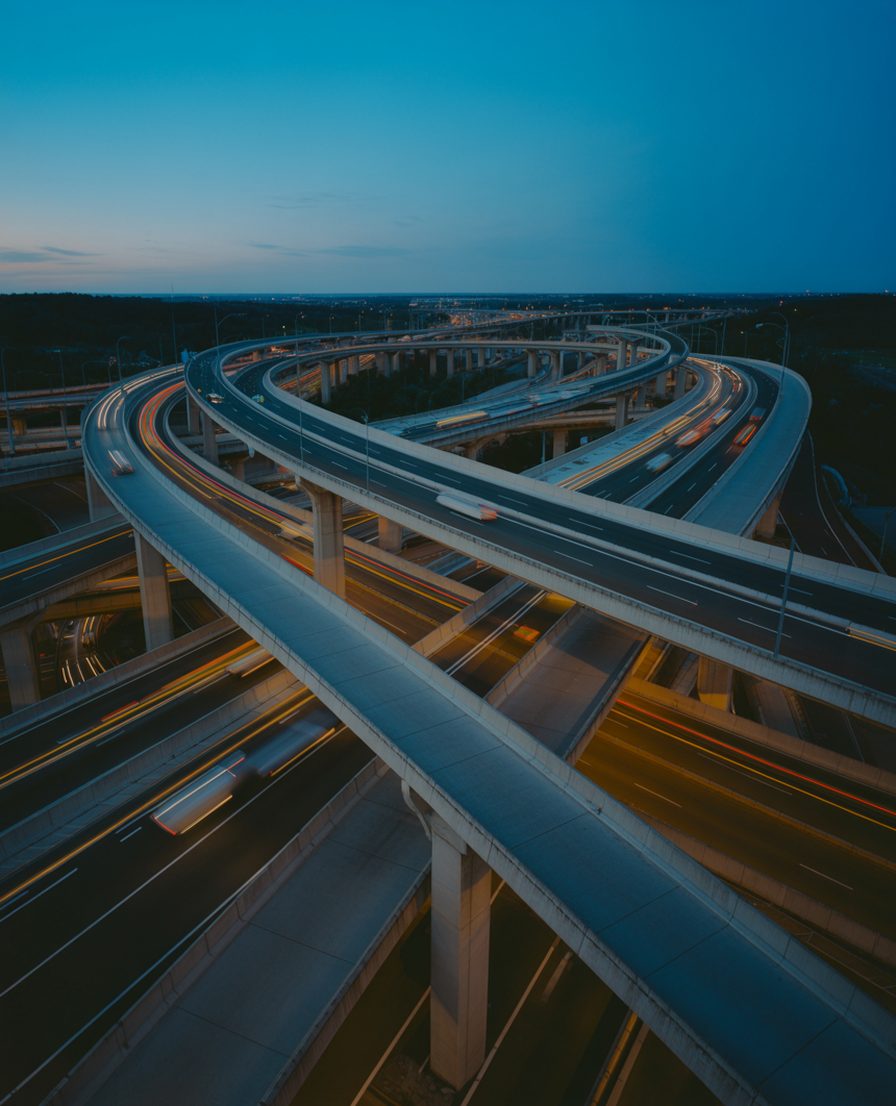 Una vista aérea de un intercambio de autopistas